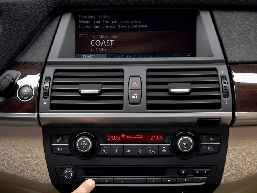 Детали интерьера BMW X5 4.8i (E70) 2006 года  (WW) (фото 21 из 64)